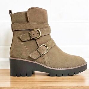 BLONDO Waterproof Suede Dazie Boots 7.5 
Lugged Sole Buckles Ankle Straps